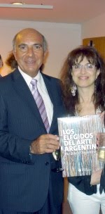 Marcelo Rivarola entregandome el libro  Los Elegidos del Arte Argentino"2012 donde participe