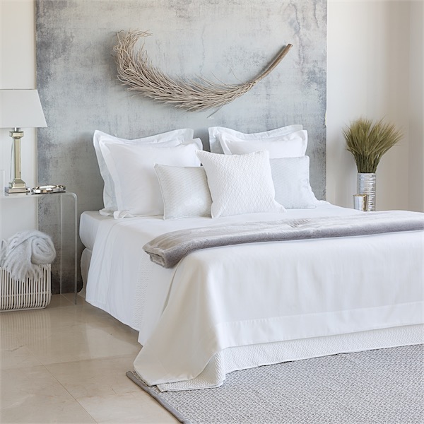 camas vestidas por completo con sábanas blancas de estilo contemporáneo de la firma Zara Home Chic and Deco