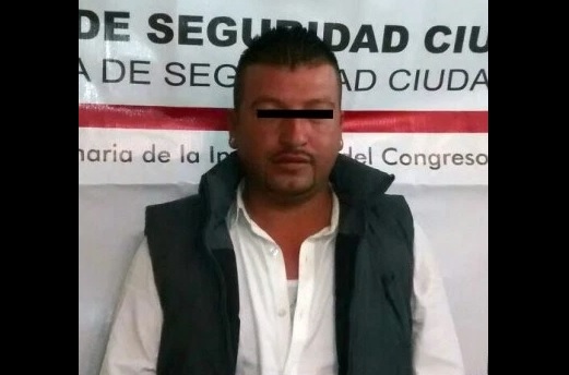 Hombre con chaleco y barba de candado