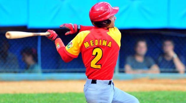 El cuadrangular de oro que sonó Aníbal Medina en el 1er duelo pudiera ser sumamente importante para las aspiraciones de abrazar el récord. El cuadrangular de oro que sonó Aníbal Medina en el 1er duelo pudiera ser sumamente importante para las aspiraciones de abrazar el récord.