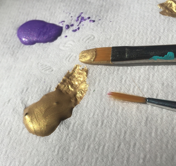 Dishfunctional Designs: Painting Feathers - How To Make DIY Metallic  Painted Feathers