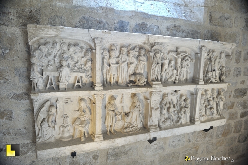 bas relief carennac dans le cloitre photo pascal blachier