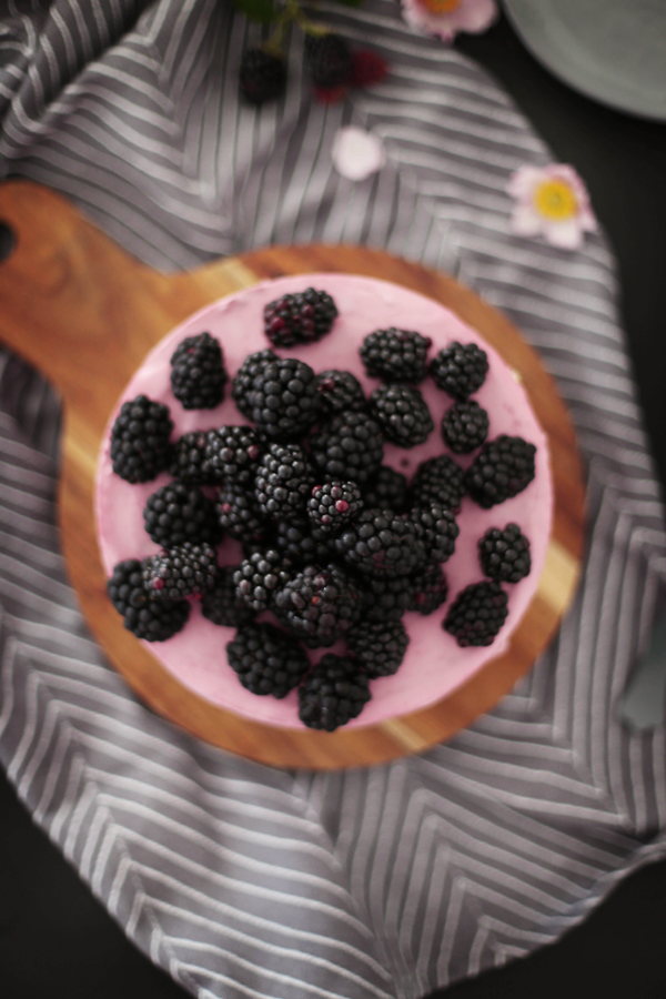 Aus meinem Garten: No-bake Brombeer-Joghurt-Mousse-Kuchen • beeriger ... Aus meinem Garten: No-bake Brombeer-Joghurt-Mousse-Kuchen • beeriger ...