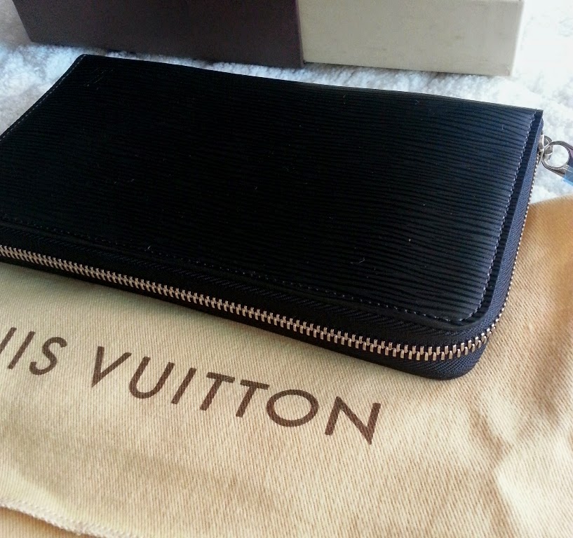 B e e B a a C L O S E T: Louis Vuitton Brazza Taiga Wallet M32572 for Men