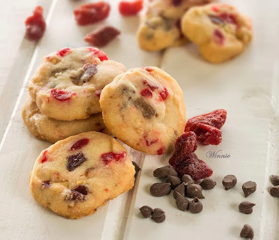 a recipe for fruit and chocolate butter cookies 