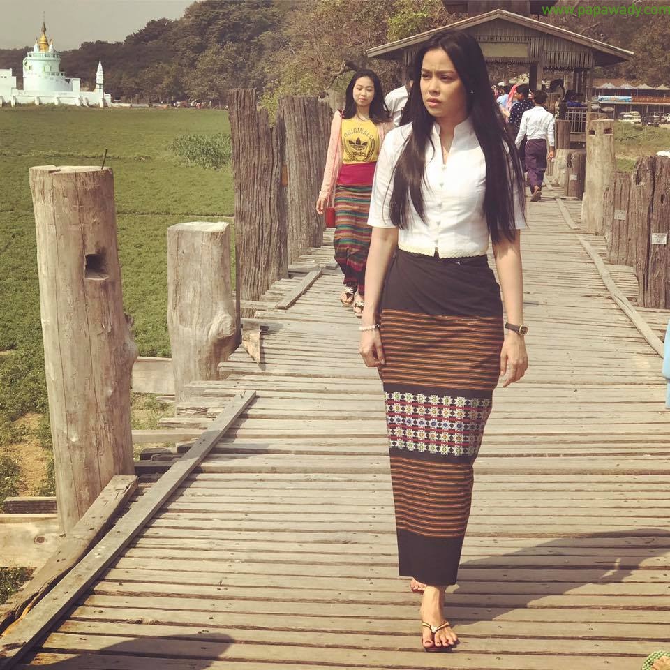 Aye Wut Yee Thaung Looks Amazing In Simple Myanmar Dress. 