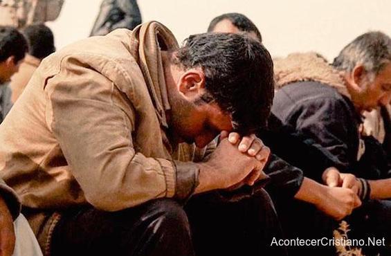 Iraníes orando ante persecución