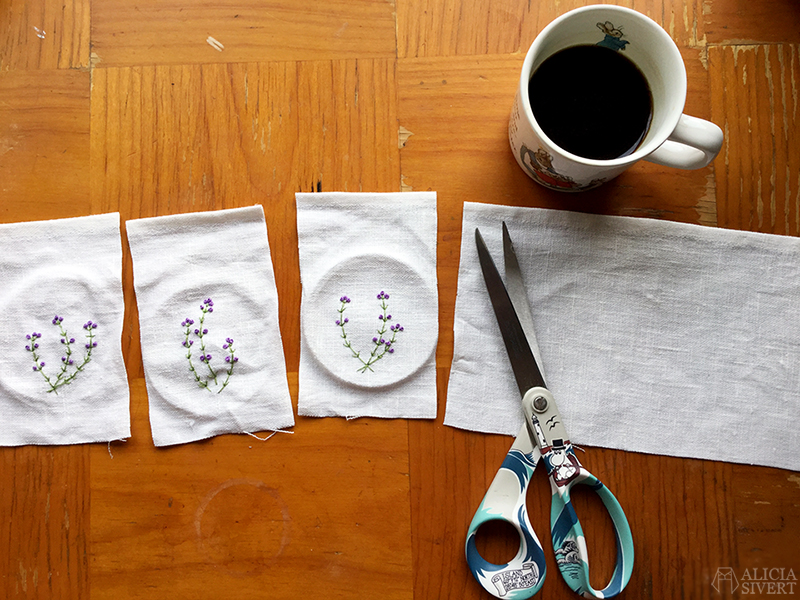 DIY hand embroidered lavender bags, step by step tutorial and video instructions by Alicia Sivertsson. aliciasivert alicia sivert sivertsson diy so it yourself gör det själv steg för steg beskrivning instruktioner video step by step tutorial instructions video broderi brodera broderade embroidery hand embroidered lavendel lavendelpåse lavendelpåsar lavender bag bags doftpåse doft garderob mal sy sömnad sew sewing skapa skapande creativity gift gifts present presenttips gå bort-present franska knutar french knots purple lila violett lavendelkvist lavendelkvistar hantverk handgjort handgjord hand made handicraft craft textil textile textilhantverk