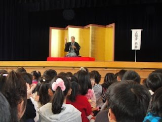 学校で開催された三遊亭楽春の楽しく学べる講演会(落語鑑賞会)の風景です。 学校で開催された三遊亭楽春の楽しく学べる講演会(落語鑑賞会)の風景です。