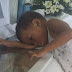 GAROTINHO ARRASTA CADEIRA PARA SE DESPEDIR DE SUA MÃE PELA ÚLTIMA VEZ
