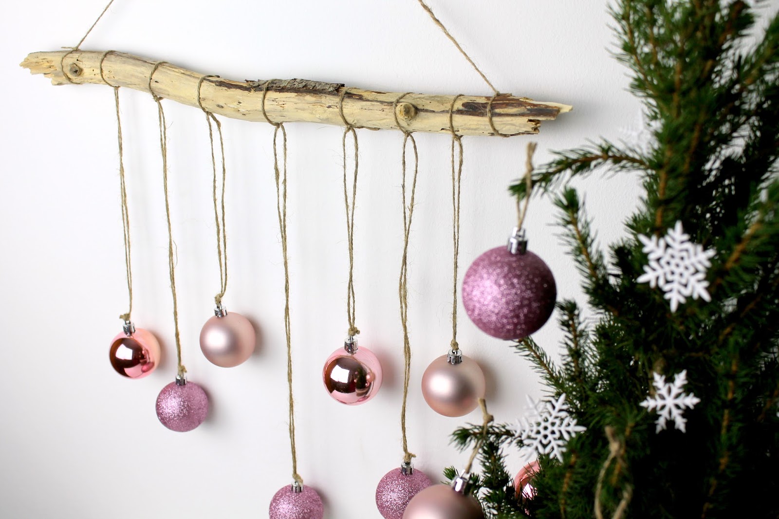 DIY ausgefallene, weihnachtliche Wanddekoration aus Treibholz mit