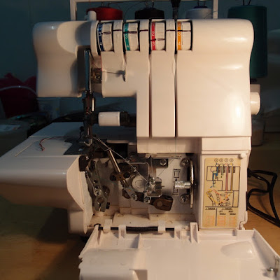 eight acres: how to thread an overlocker (La Sarta)