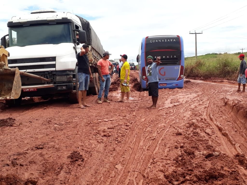 .s BR 316 desmancha e caminhões ficam atolados gerando grande engarrafamento no MA