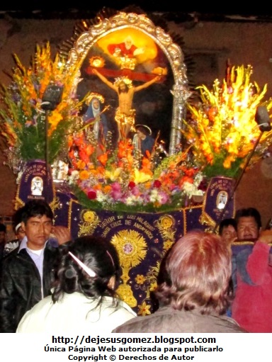 Procesión del Señor de los Milagros Foto a la procesión del Señor de los Milagros de noche. Foto tomada por Jesus Gómez