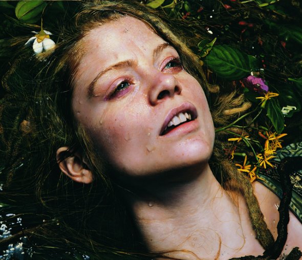 As incríveis pinturas hiper-realistas com mulheres em meio a natureza de Yigal Ozeri Yigal Ozeri pinturas hiper-realistas mulheres natureza foto-realismo impressionante