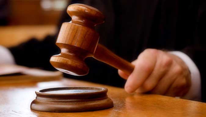 Hakim Vonis Puttileihalat Mantan Kadis Dikpora SBB 1,5 Tahun Ambon, Malukupost.com - Majelis hakim Tipikor pada Kantor Pengadilan Negeri Ambon menjatuhkan vonis 1.5 tahun penjara terhadap mantan Kepala Dinas Pendidikan, Pemuda dan Olahraga (Dikpora) Kabupaten Seram Bagian Barat (SBB) Bonjamina Louisa Puttileihalat. "Menyatakan terdakwa terbukti bersalah melanggar pasal 3 Undang-Undang Nomor 31 Tahun 1999 sebagaimana telah diubah dengan UU Nomor 20 Tahun 2001 tentang Pemberantasan Tindak Pidana Korupsi, juncto pasal 55 ayat (1) KUH Pidana sebagai dakwaan primair," kata Ketua Majelis Hakim Tipikor, RA Didi Ismiatun didampingi Samsidar Nawawi serta Bernard Panjaitan selaku hakim anggota di Ambon, Kamis (8/6).