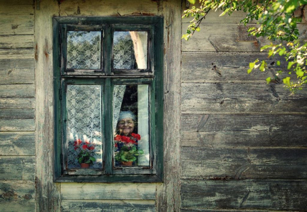 Мамин старенький домик. Старое окно. Старинные окна. Деревенское окно. Окно в деревенском доме.
