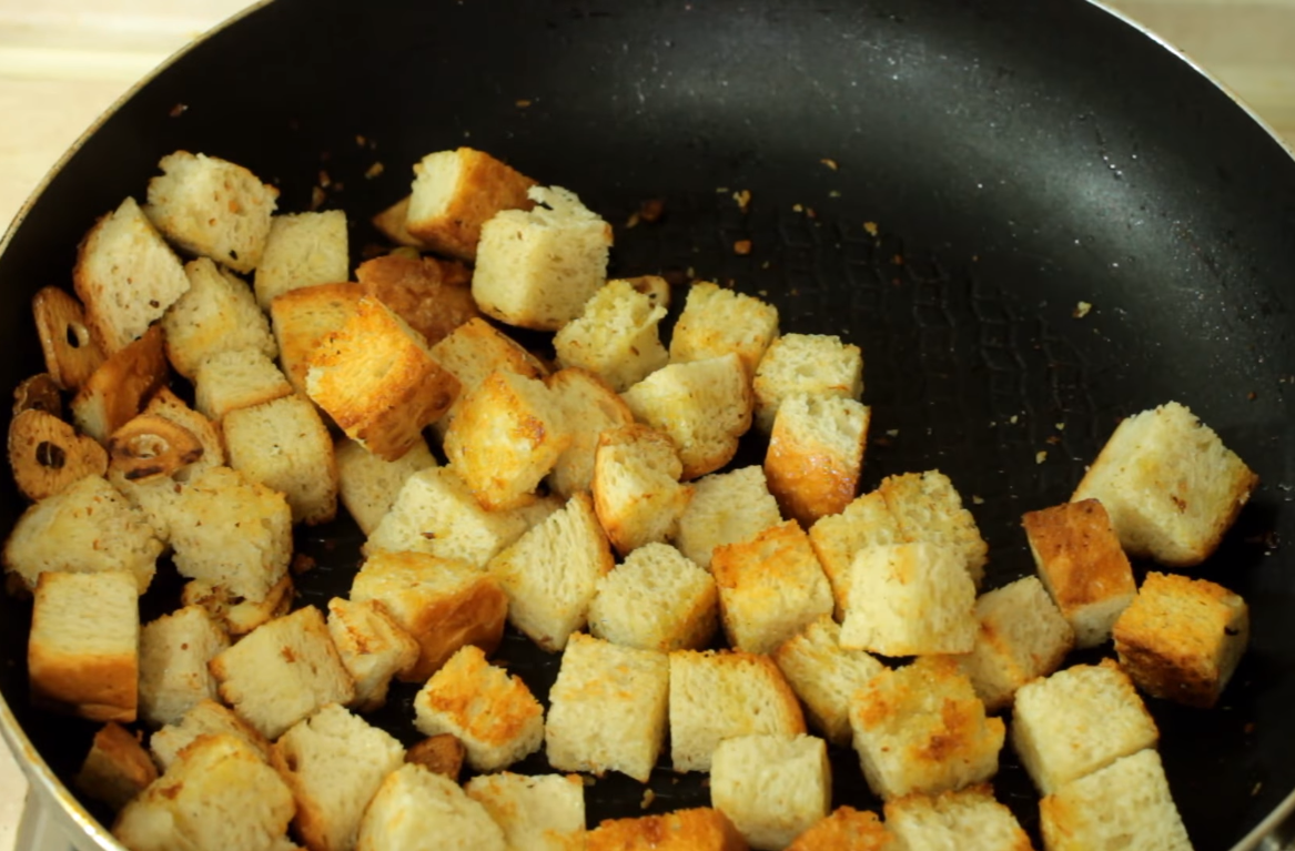 гренки для салата цезарь. сухарики на сковороде. сухари для готовки. сухари для цезаря. сухарики на сковородке.