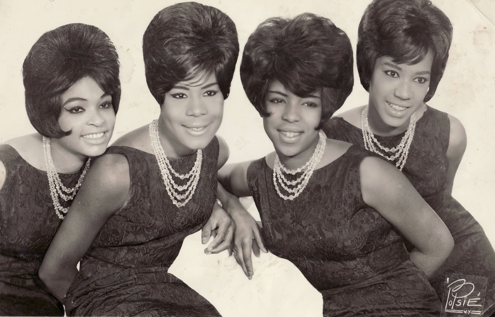 Mr postman. Группа the Marvelettes. The Marvelettes please Mr. Postman. The Marvelettes Beechwood 4 5789. Motown группа.