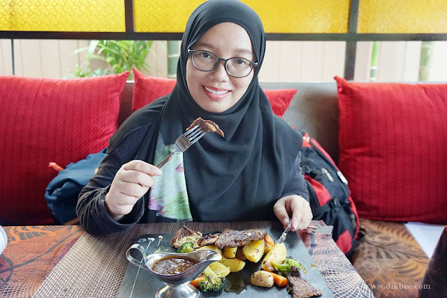 Lunch dulu sebelum check-in, sedapnya lamb chop ni... yummy Ombak Dive Resort Penginapan Terbaik Di Pulau Perhentian Kecil
