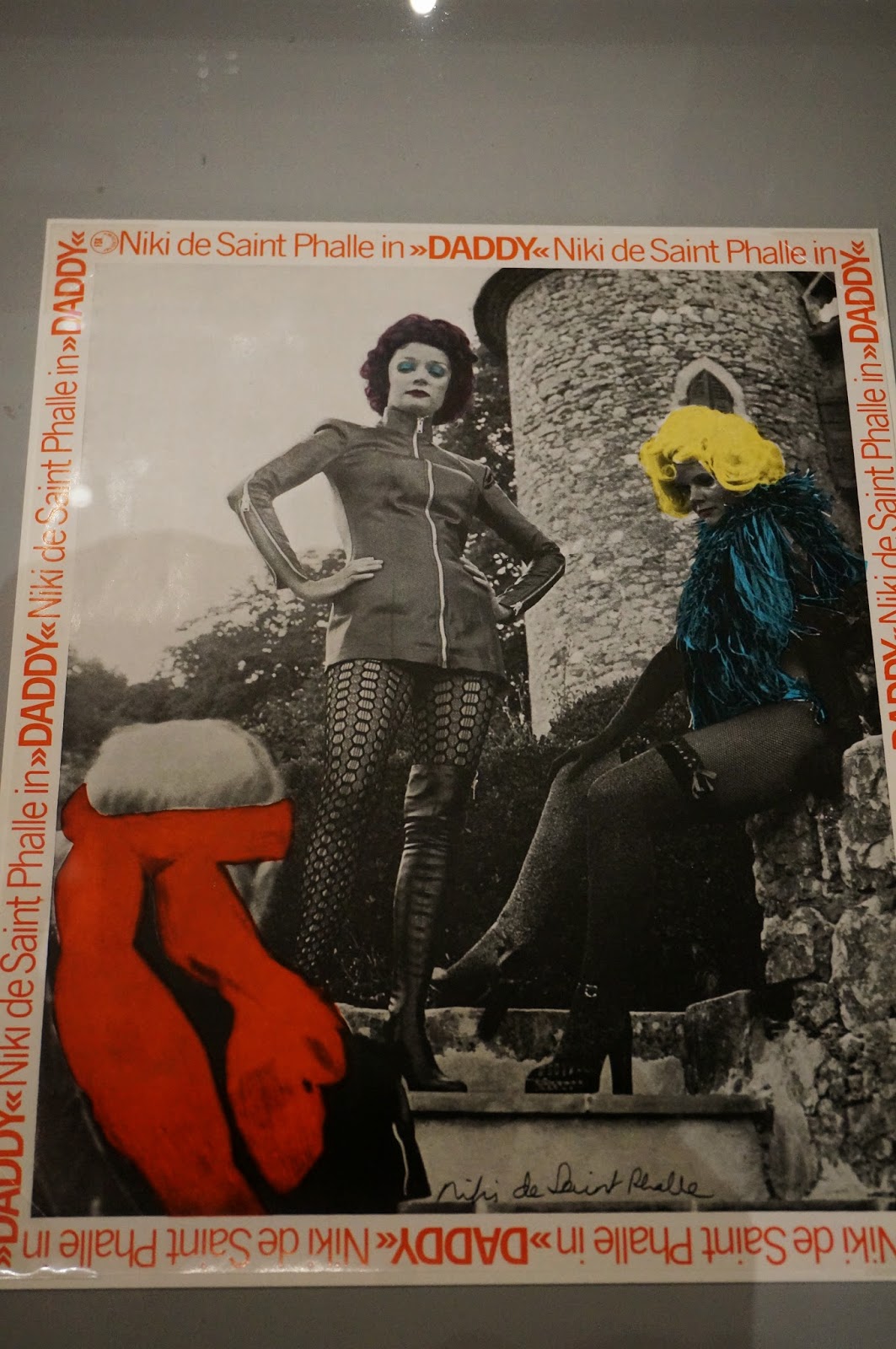 Niki de Saint Phalle (1930-2002) est l’une des artistes les plus populaires du milieu du XXe siècle, à la fois plasticienne, peintre, sculptrice et réalisatrice de films. Si elle est surtout connue du grand public pour ses célèbres « Nanas », son oeuvre s’impose aussi par son engagement politique et féministe et par sa radicalité.    "Accouchement blanc ou Ghéa", 1964 "Leto ou la crucifixion", 1965 King Kong", 1963 daddy la promenade du dimanche "Autel noire et blanc", 1962  «Je n’ai jamais tiré sur Dieu (...), je tire sur l’Eglise»   la toilette le reve de diane daddy 