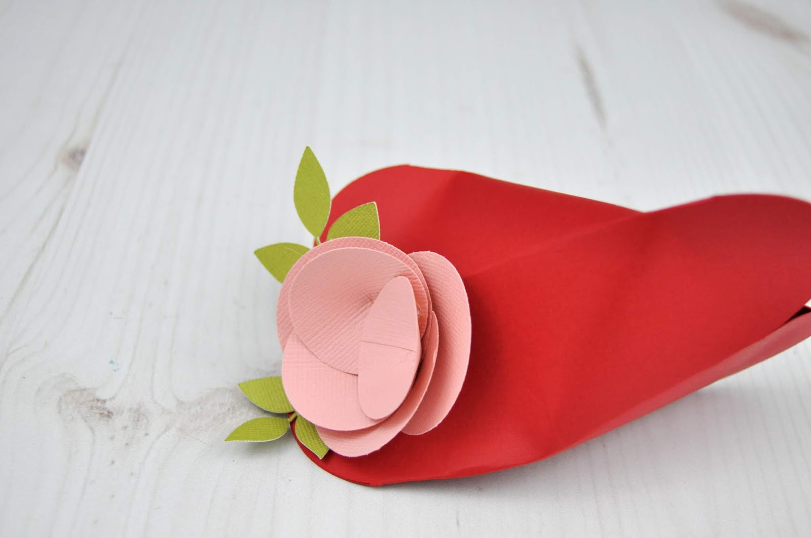 Valentine Heart Treat Box Tutorial with Silhouette cut file. Created by Jen Gallacher. #valentinecraft #treatbox #silhouette #diecutting Valentine Heart Treat Box Tutorial with Silhouette cut file. Created by Jen Gallacher. #valentinecraft #treatbox #silhouette #diecutting