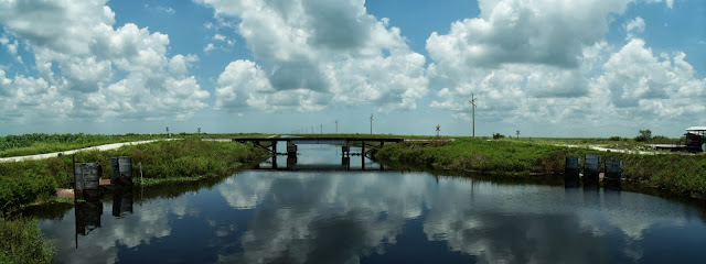 Miami Canal mirando hacia el norte al cruzar a la orilla oeste, enfrente un puente del tren Miami Canal mirando hacia el norte al cruzar a la orilla oeste, enfrente un puente del tren
