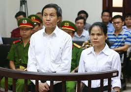 Bị cáo Nguyễn Hữu Vinh và Nguyễn Thị Minh Thúy trước tòa
