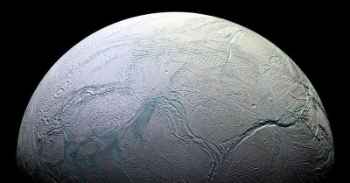 Bulan Saturnus Mempunyai Kandungan Dasar Kehidupan Enceladus adalah bulan Saturnus yang memiliki air laut hangat tertutup es di bawah tanah. Dalam sebuah temuan baru, para ilmuwan mengungkapkan sumber energi kimia yang berada di air bulan ini mampu mempertahankan organsime yang hidup di Bumi. Dibanding dengan bulan es Europa Jupiter, Enceladus adalah objek yang paling menarik di tata surya