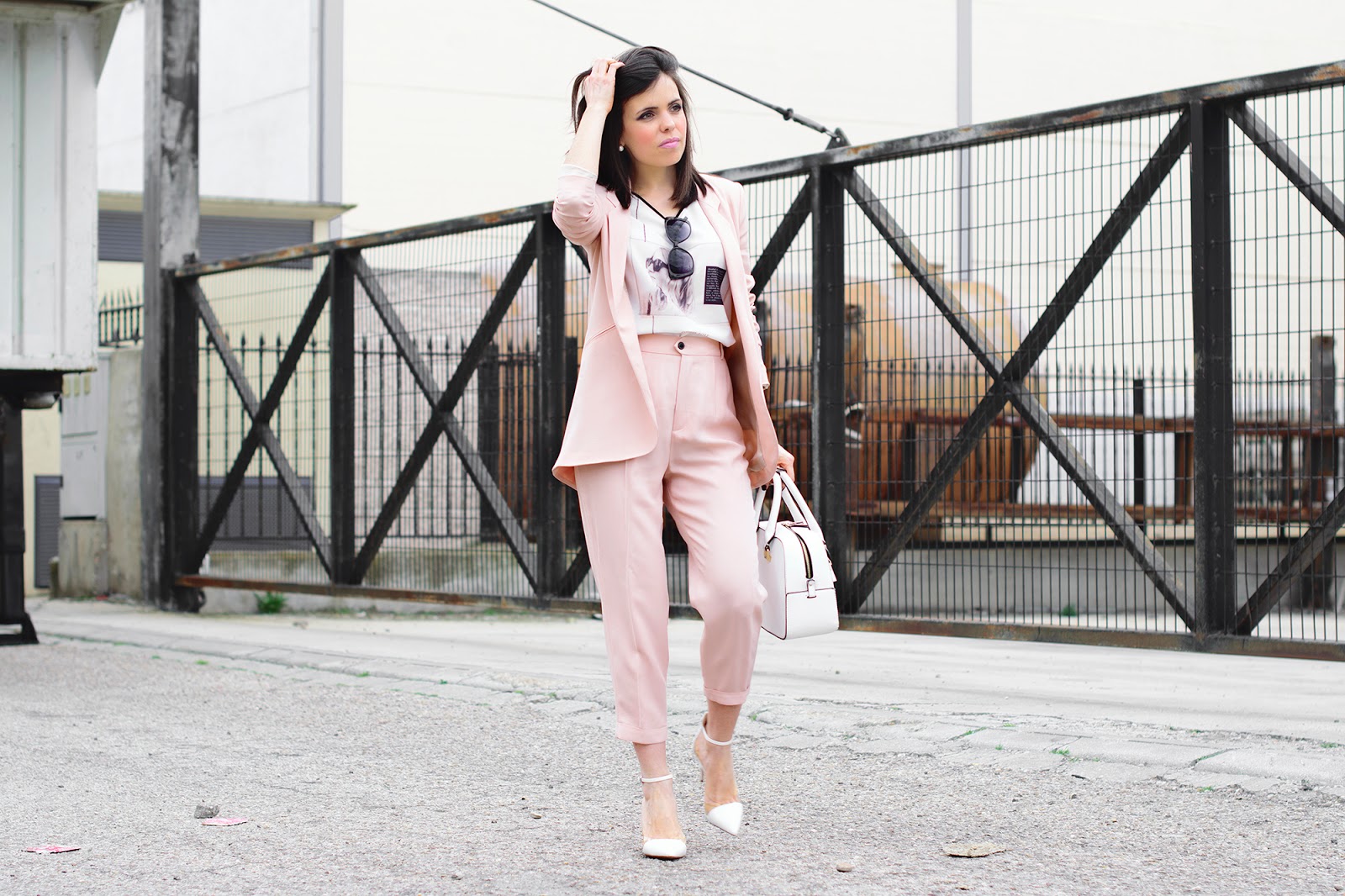 Look de ponteunostacones con traje rosa de Zara