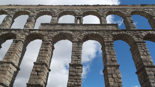 El acueducto de Segovia El acueducto de Segovia