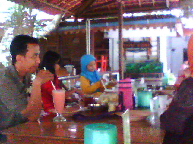 Sekeluarga sedang makan bareng di RM Mekar, Pondok Gede, Jakarta.