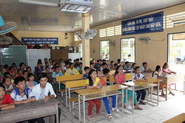 Rất đông các bạn học sinh đang theo học tại trường và người dân đến tham dự buổi phổ biến kiến thức. Rất đông các bạn học sinh đang theo học tại trường và người dân đến tham dự buổi phổ biến kiến thức.
