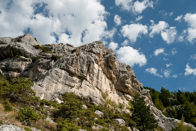 Pareti rocciose viste scendendo nel vallone dell'Avello