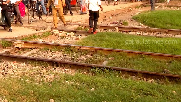 railway-crossing-in-gajraula