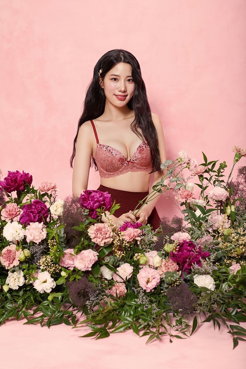 조현 속옷 광고 사진 - 디쁠