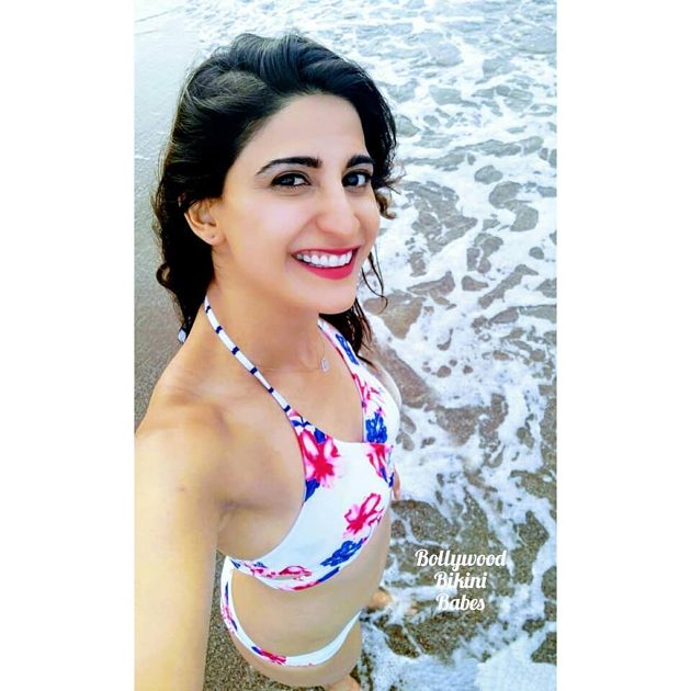 Aahana kumra hot navel pics in bikini 