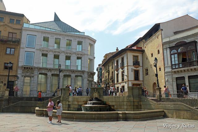 Plaza de Alfonso II el Casto, Casa de la Rua a la derecha plaza de Alfonso II el Casto Oviedo