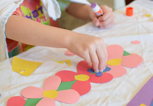Flower Crowns- great easy spring craft for preschool, kindergarten, or elementary kids. Work on fine motor skills while making pretty flower crowns with just a few simple materials!