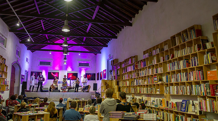 Óbidos, uma vila portuguesa para os amantes dos livros, encanta com suas livrarias e festival literário | Viagens