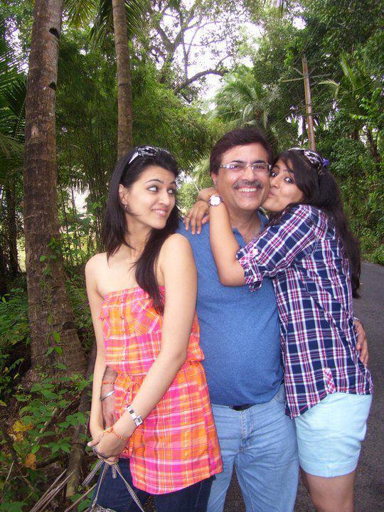 Bollywood Actress Kriti Sanon with her Father Rahul Sanon & Younger Sister Nupur Sanon | Bollywood Actress Kriti Sanon Family Photos | Real-Life Photos