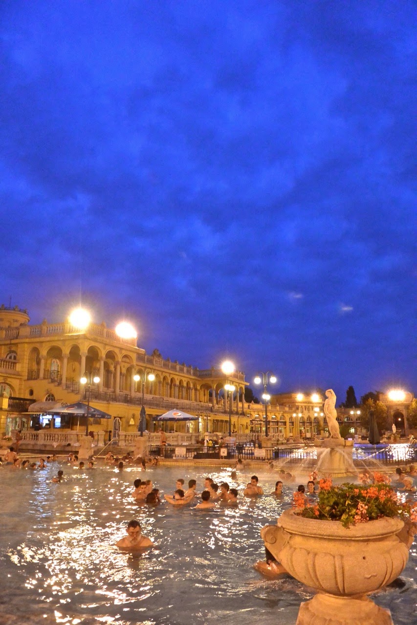 Les bains Szechenyi Les bains Szechenyi un soir d'automne