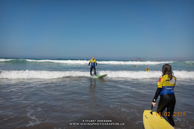 Surfing in Famara, Lanzarote, Lanzasurf, Surf lessons