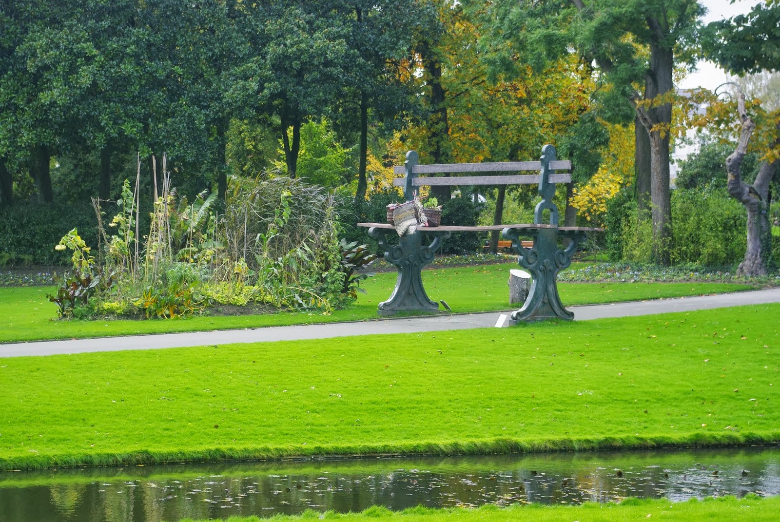 Flore en Valois Claude Ponti son banc géant au Jardin