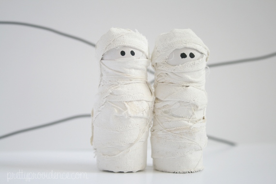 DIY mini mummies Halloween decoration!