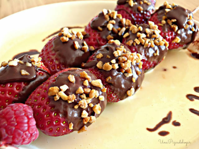 brochetas de fresas y frambuesas con chocolate sobre base de natillas