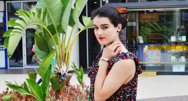 something fashion blogger Valencia stroll downtown, bloggerdemoda streetstyle blue dress summer spring inspiration, cortefiel floral dress black flamenca inspiration, silver bracelet, romwe, chanel lipstick how to wear makeup beauty tips