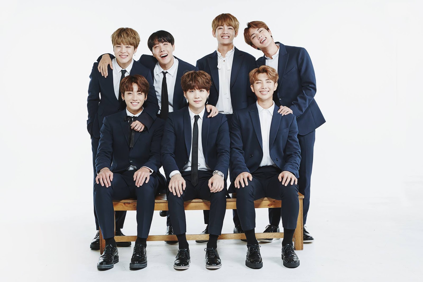 BTS é uma família perfeita nas fotos do "2017 BTS Festa