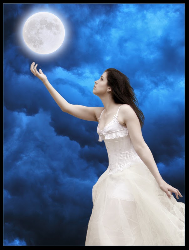 Освещает луна песня. Женщина Луна. Лунная женщина фото. Луна и женская энергия. Полумесяц женская энергия.