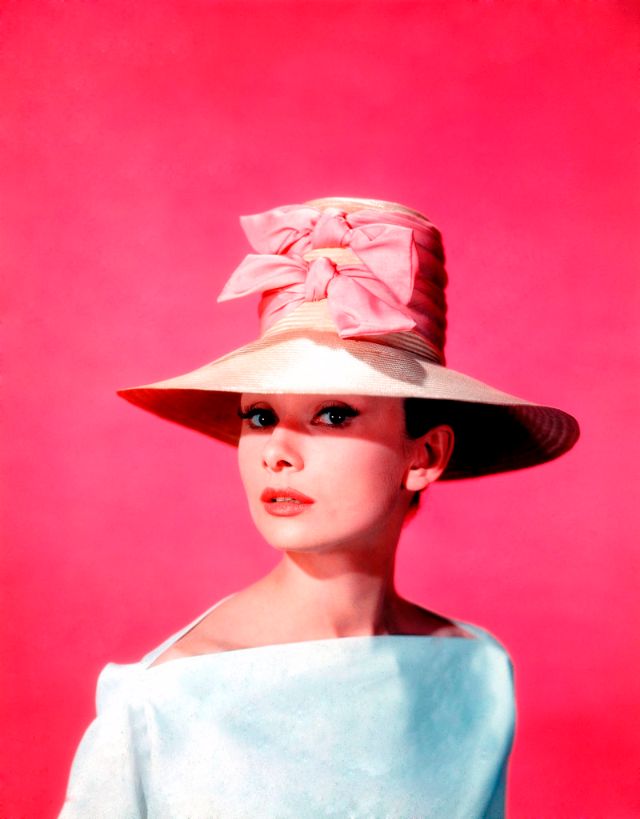 31 Colorful Photos Show Hat Styles That Audrey Hepburn Often Wore From